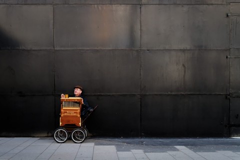 querformat-fotografie - Achim Katzberg - Street - Graphical - [Play the barrel organ ● Hamburg / Februar 2011]