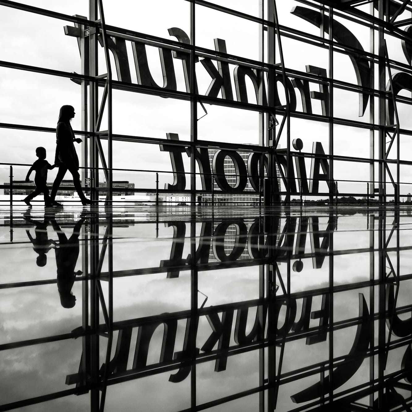 querformat-fotografie - Achim Katzberg - Street - Silhouetten & Schatten - FraPort