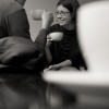 querformat-fotografie - Achim Katzberg - Street - Spontan B/W - Enjoy a Coffee with friends