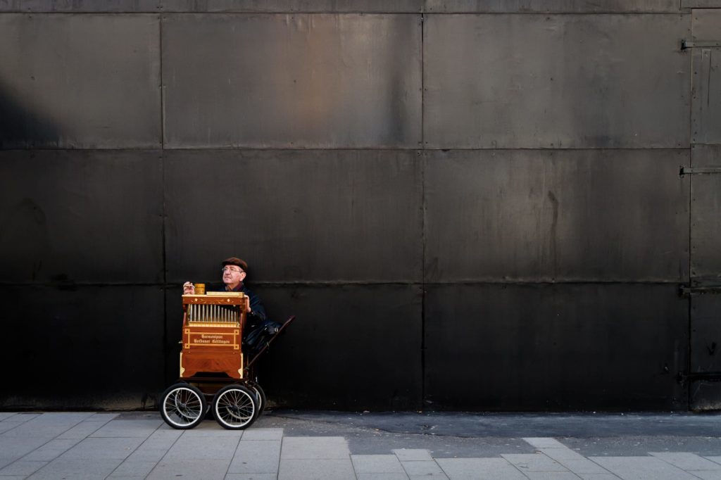 querformat-fotografie - Achim Katzberg - play the barrel organ